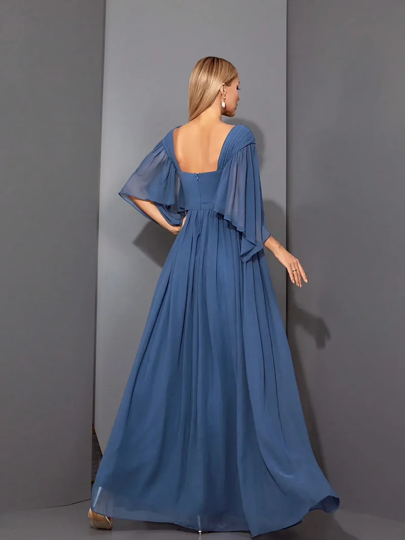 Robe demoiselle d'honneur bleue avec manches flottantes et fente haute