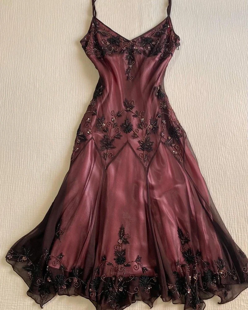 Robe de soirée longue sans manches en satin perlé