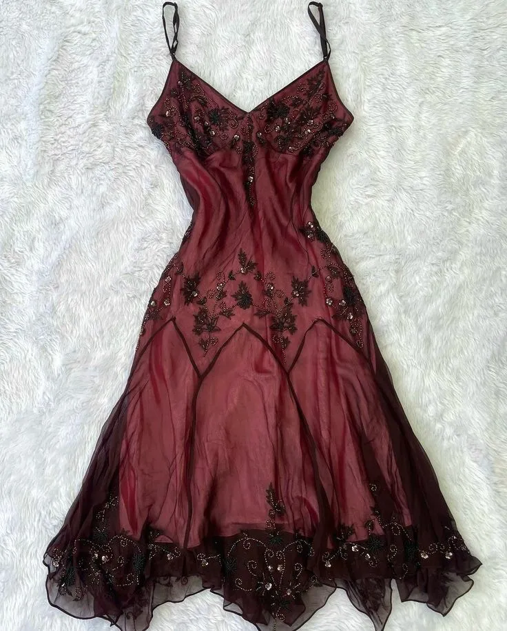 Robe de soirée longue sans manches en satin perlé