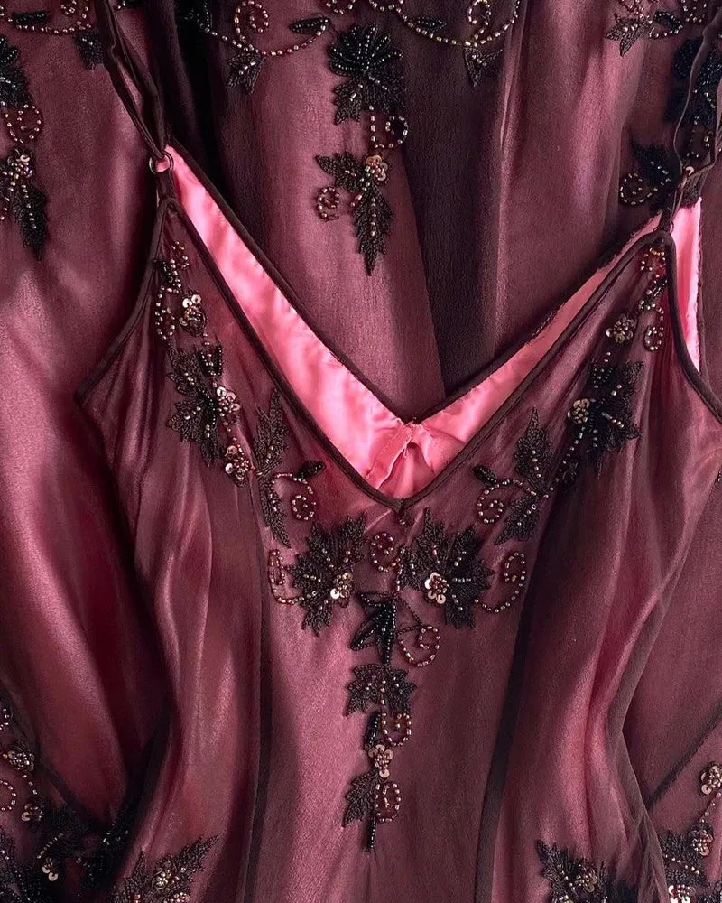 Robe de soirée longue sans manches en satin perlé