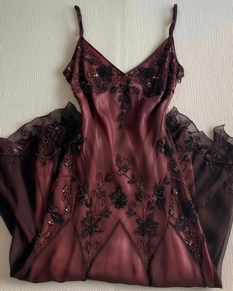 Robe de soirée longue sans manches en satin perlé
