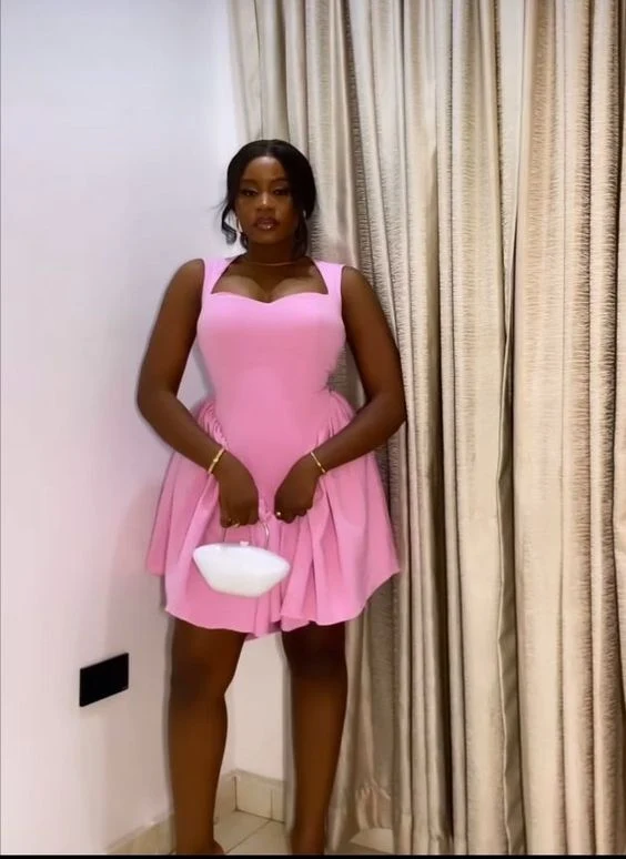Robe de soirée courte rose en satin - Sans manches - Bal de fin d'année