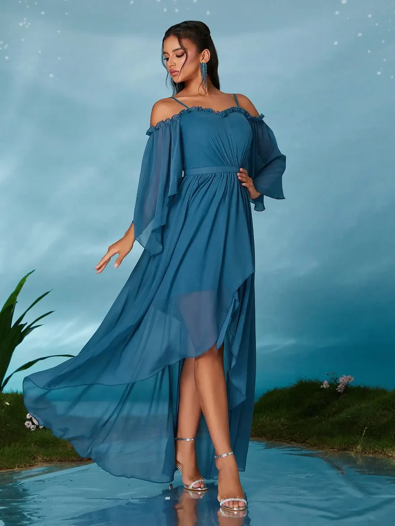 Robe de soirée bleue asymétrique à manches fluides