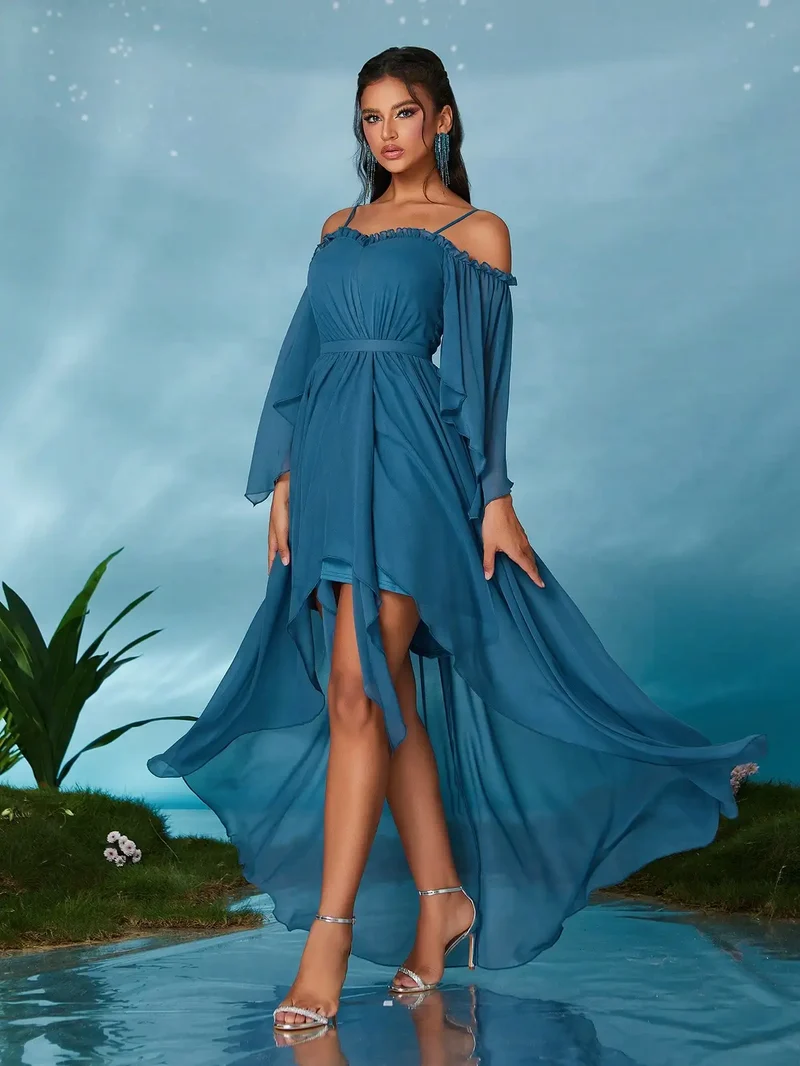 Robe de soirée bleue asymétrique à manches fluides