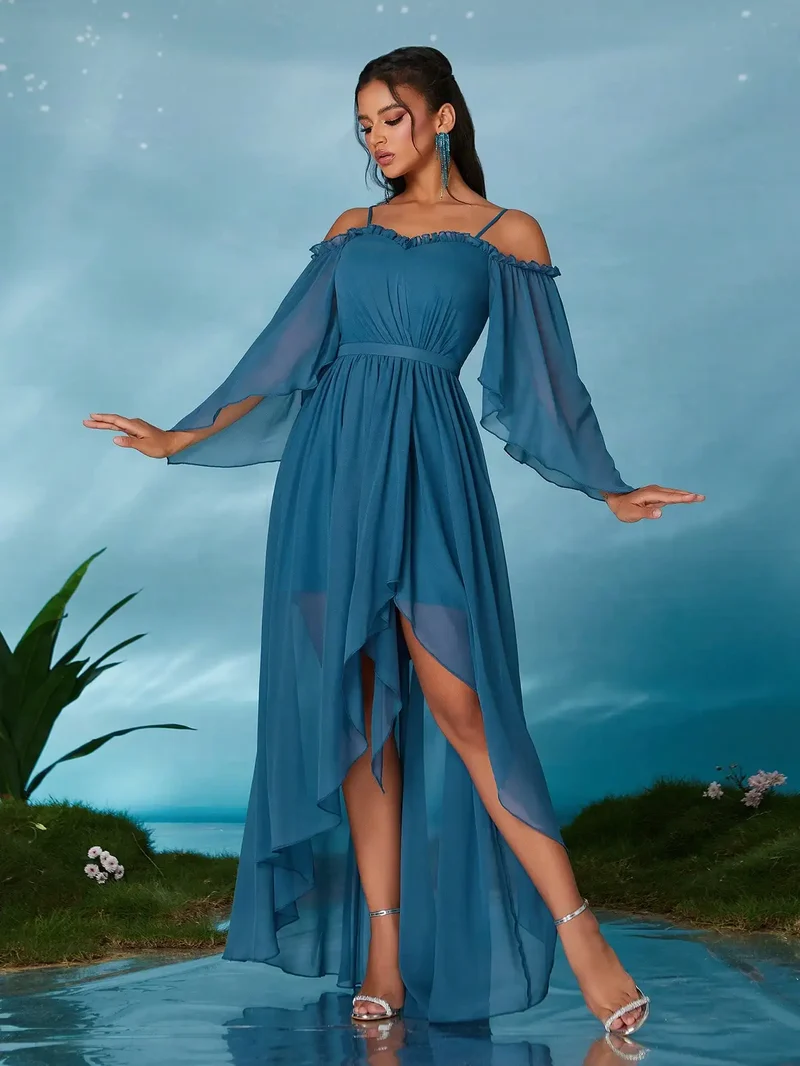 Robe de soirée bleue asymétrique à manches fluides