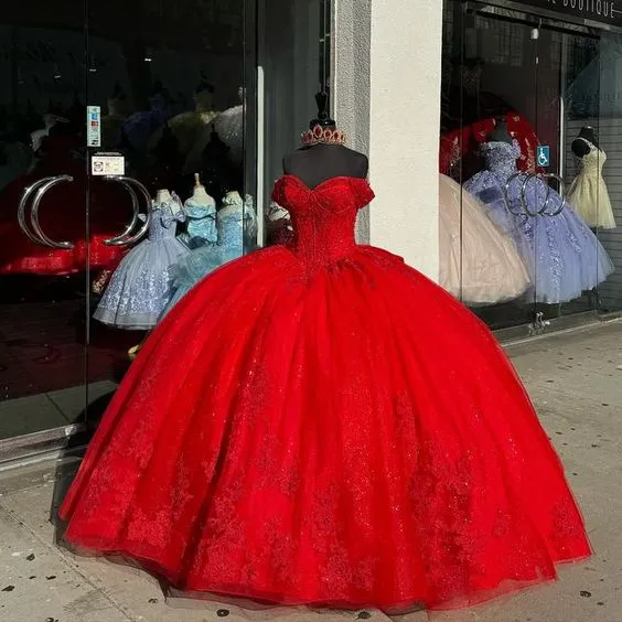 Robe de bal en tulle rouge avec appliques en dentelle et nœud perlé
