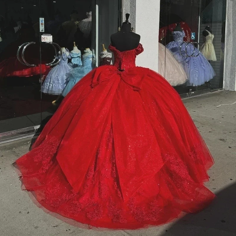 Robe de bal en tulle rouge avec appliques en dentelle et nœud perlé