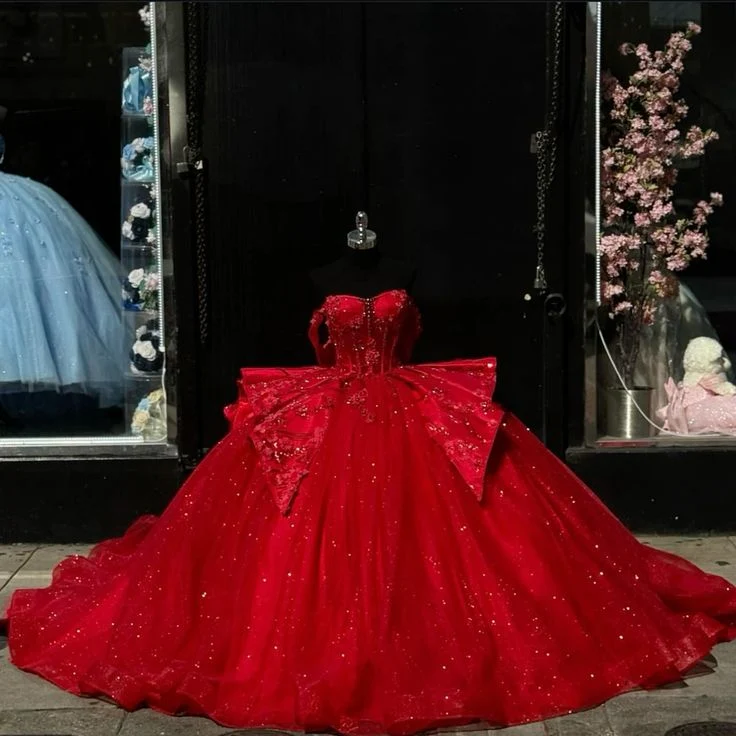 Robe de bal princesse rouge en tulle à épaules dénudées et corset