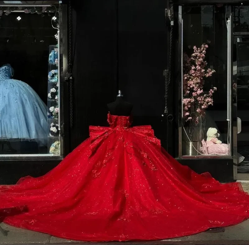 Robe de bal princesse rouge en tulle à épaules dénudées et corset