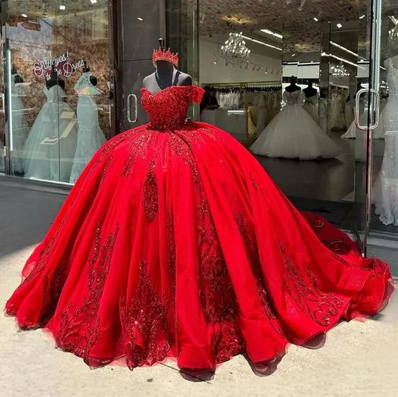 Robe de bal de luxe rouge avec perles et paillettes appliquées