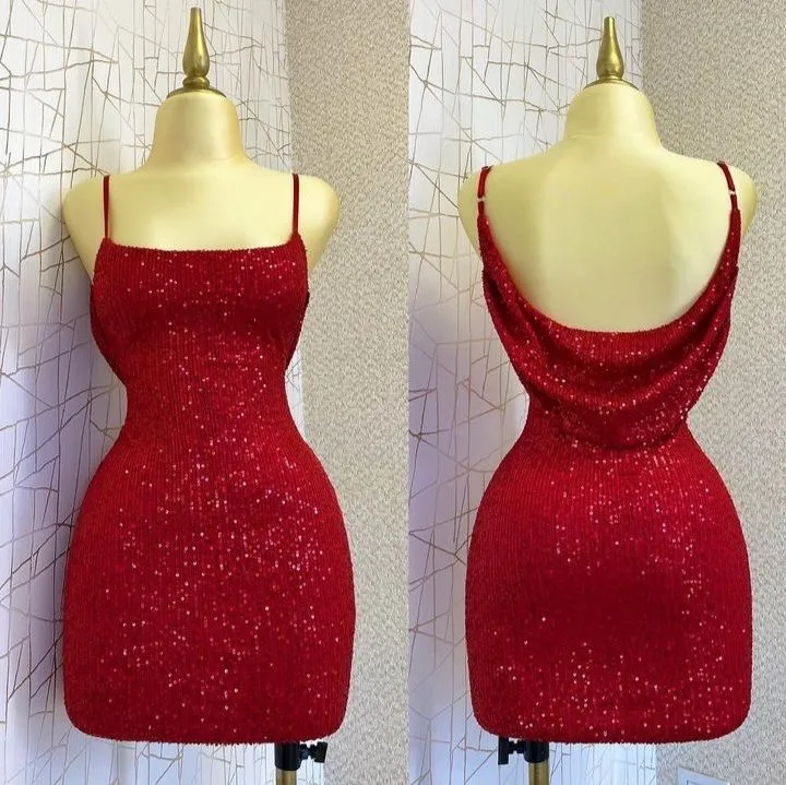 Robe fourreau rouge à sequins et bretelles mini avec soutien-gorge intégré