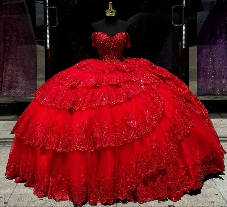 Robe de bal de luxe rouge avec appliques en dentelle de cristal