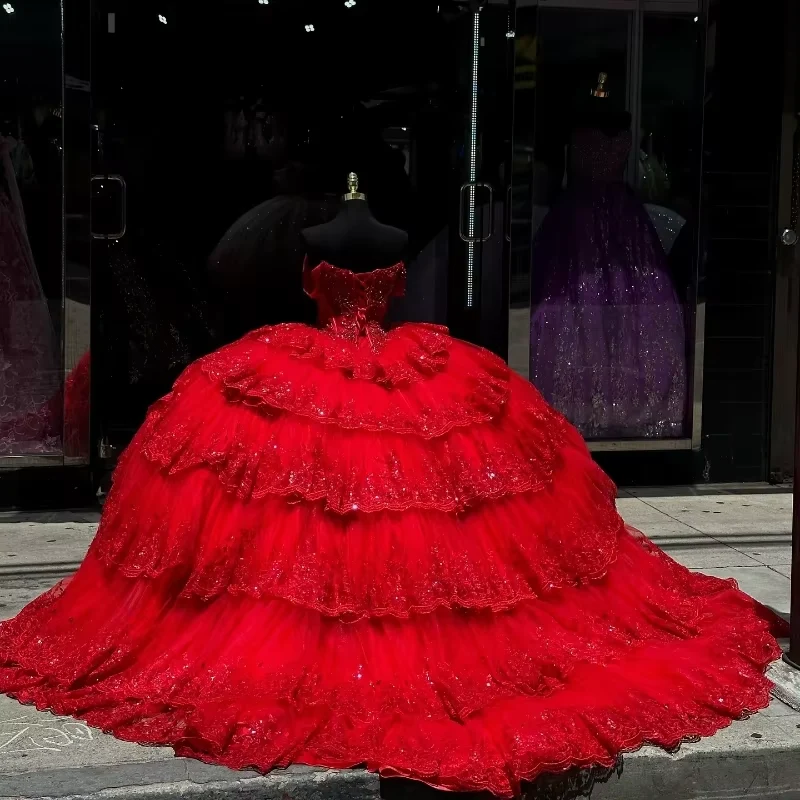 Robe de bal de luxe rouge avec appliques en dentelle de cristal