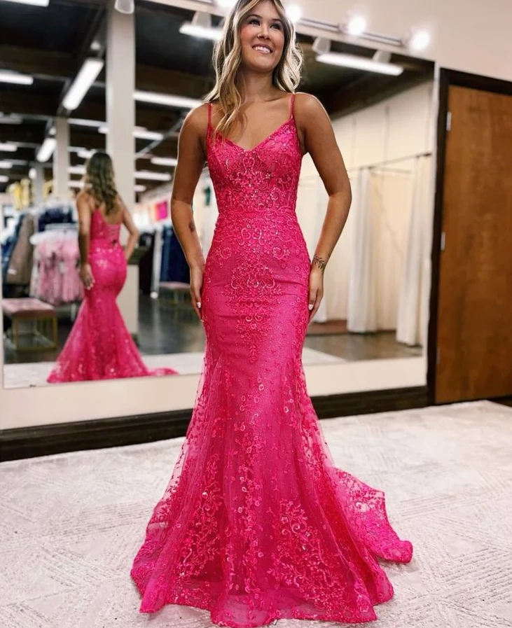 Robe de soirée sirène rose vif en tulle à col en V profond et bretelles spaghetti