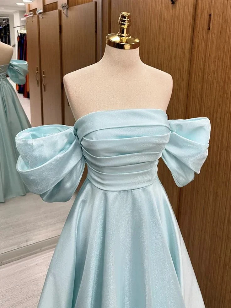 Robe de bal longue en satin bleu à épaules dénudées et coupe trapèze avec dos lacé