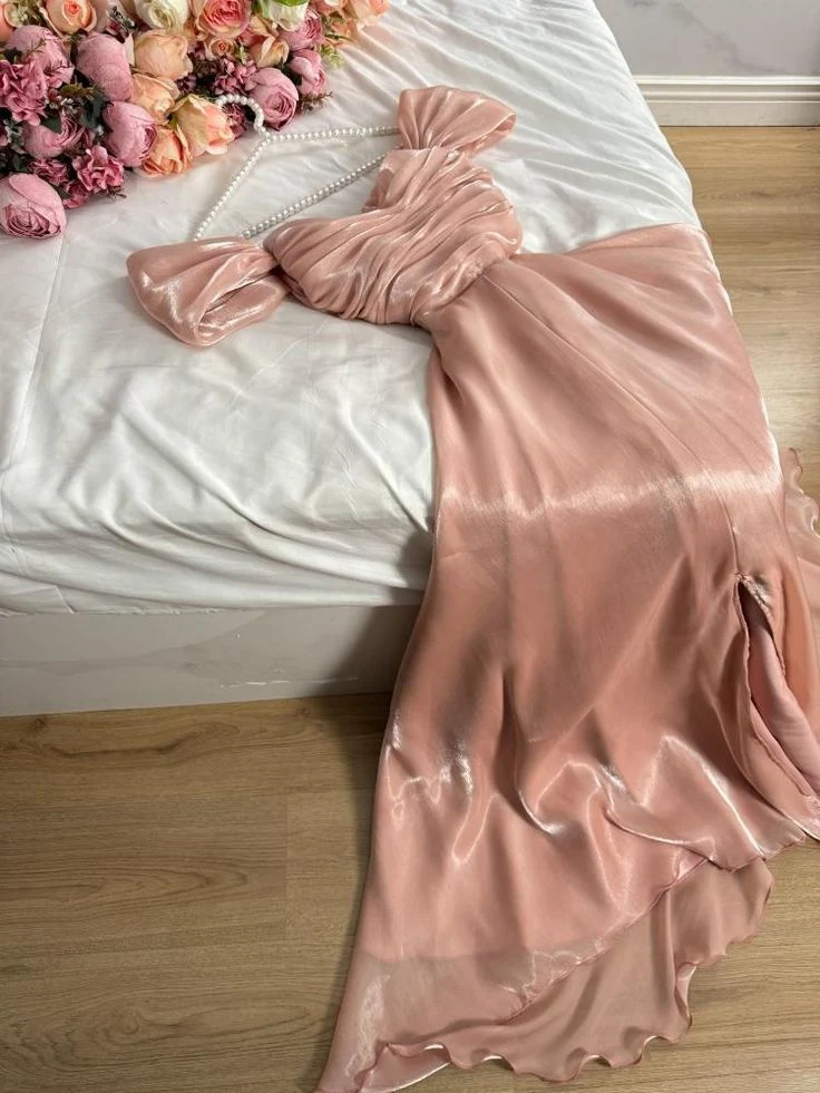 Robe de bal mi-longue en satin de soie rose sans bretelles