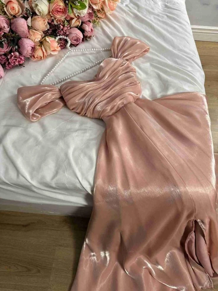 Robe de bal mi-longue en satin de soie rose sans bretelles