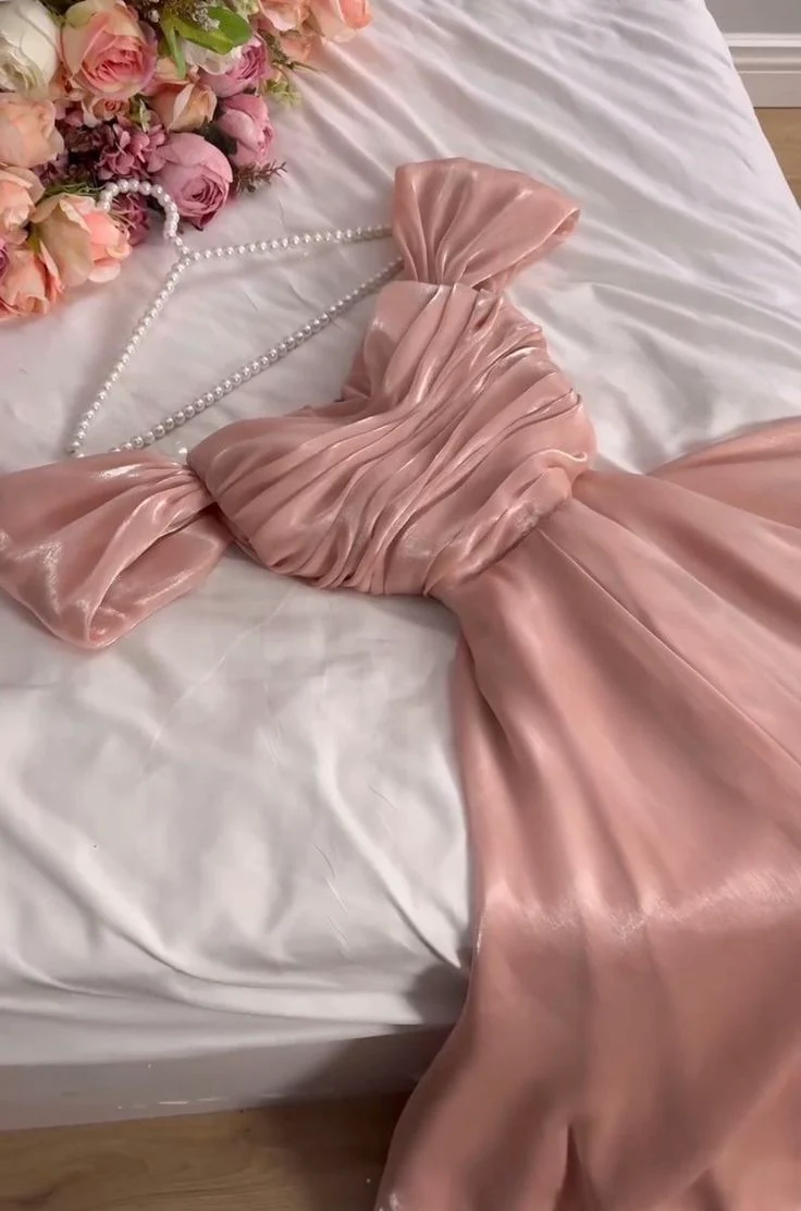 Robe de bal mi-longue en satin de soie rose sans bretelles