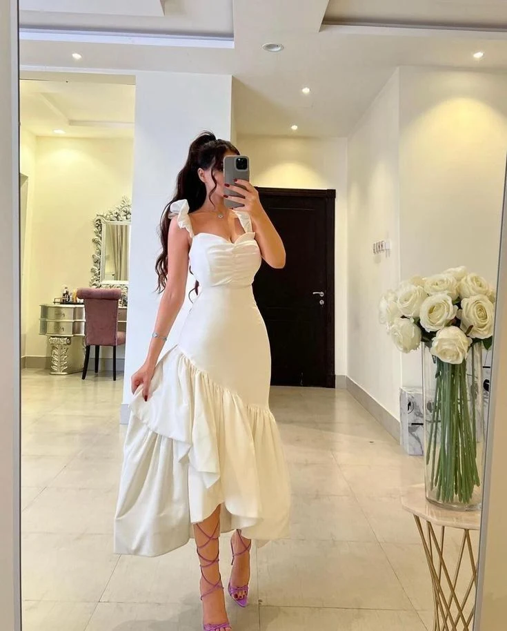 Robe de soirée sirène en satin blanc à volants et bretelles