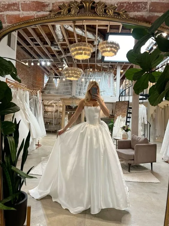 Robe de mariée en satin sans manches à lacets avec soutien-gorge intégré