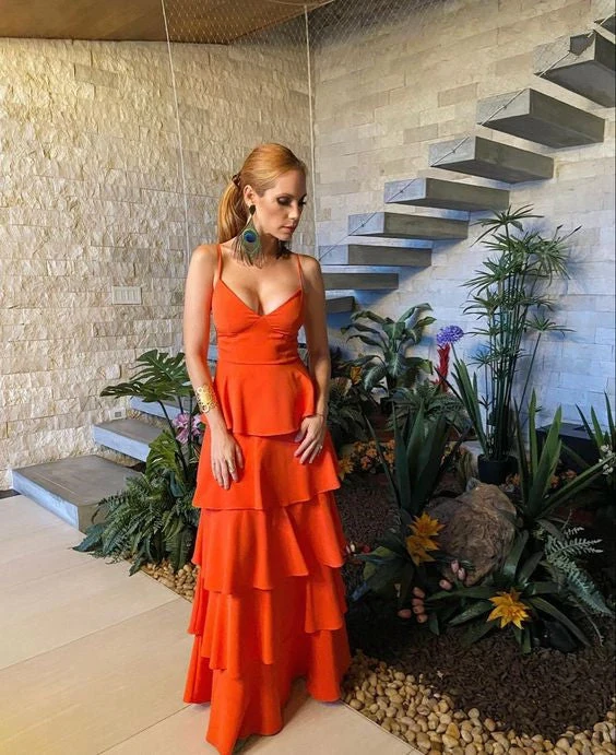 Robe de bal longue rouge en satin à bretelles spaghetti et à volants