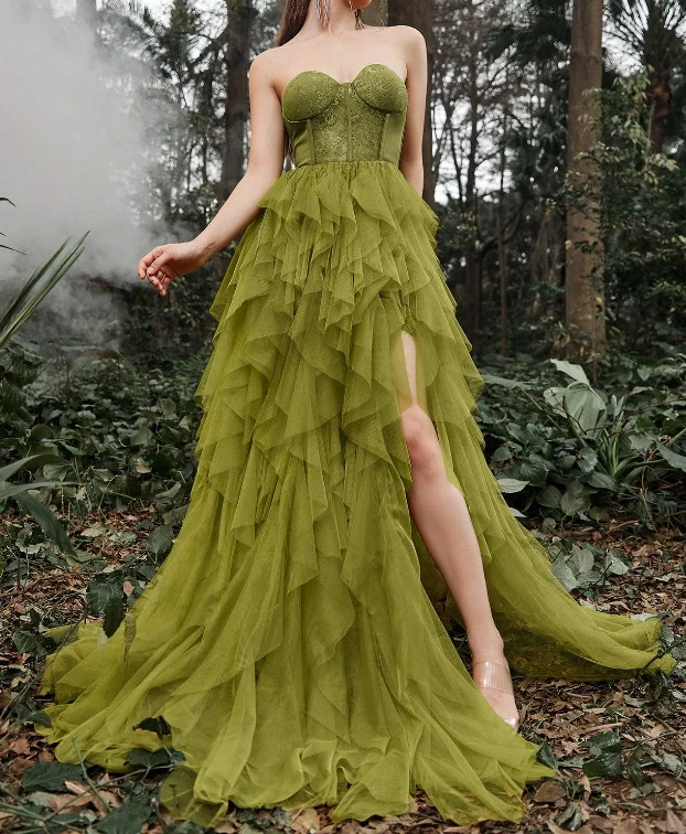 Robe de bal vert sauge en tulle, corsage en dentelle et volants fendus, ourlet superposé