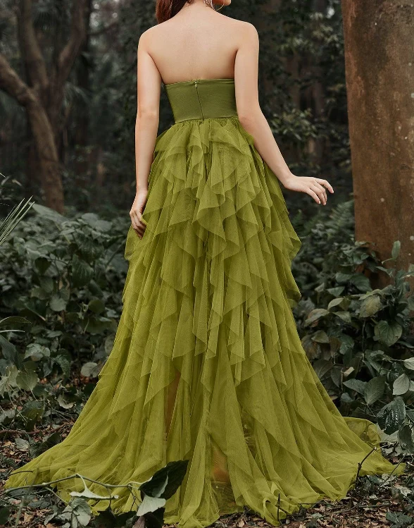 Robe de bal vert sauge en tulle, corsage en dentelle et volants fendus, ourlet superposé