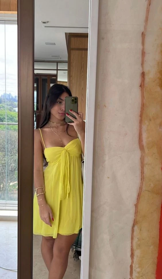 Robe de soirée courte en mousseline jaune à bretelles spaghetti