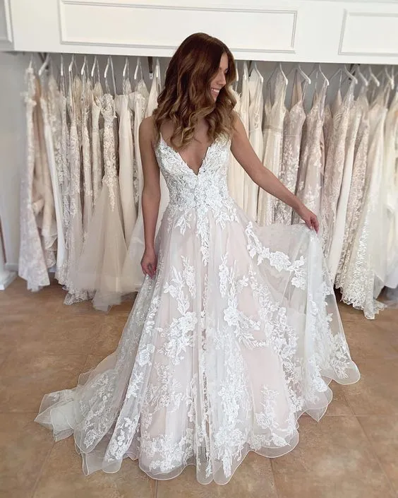 Robe de mariée en tulle champagne clair avec appliques et bretelles spaghetti