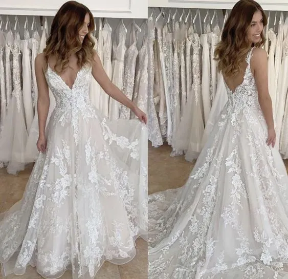Robe de mariée en tulle champagne clair avec appliques et bretelles spaghetti