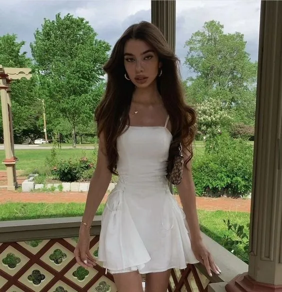 Robe de soirée trapèze blanche à bretelles spaghetti en mousseline avec soutien-gorge