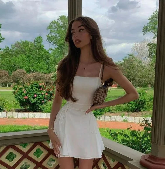 Robe de soirée trapèze blanche à bretelles spaghetti en mousseline avec soutien-gorge
