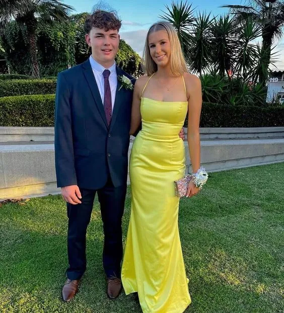 Robe de bal sirène en satin jaune avec dos ouvert à lacets