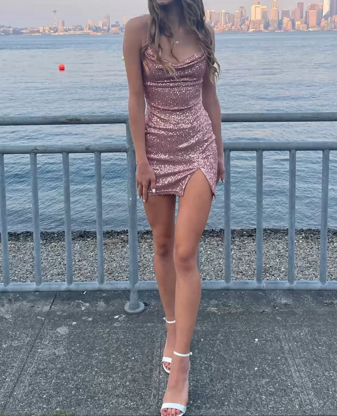 Robe de soirée moulante à bretelles spaghetti et sequins roses pour le retour à la maison