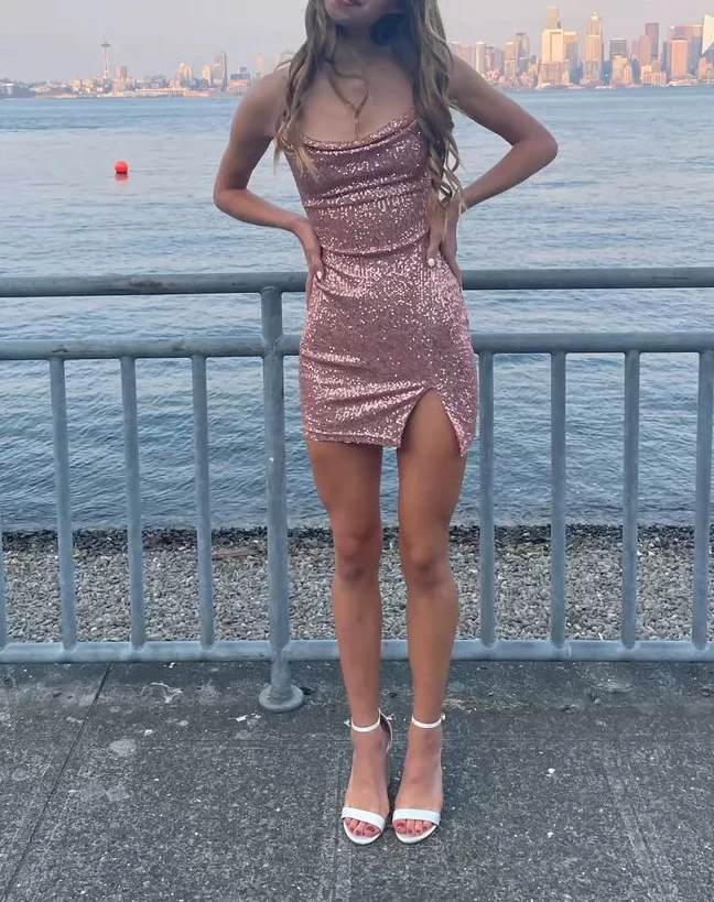 Robe de soirée moulante à bretelles spaghetti et sequins roses pour le retour à la maison