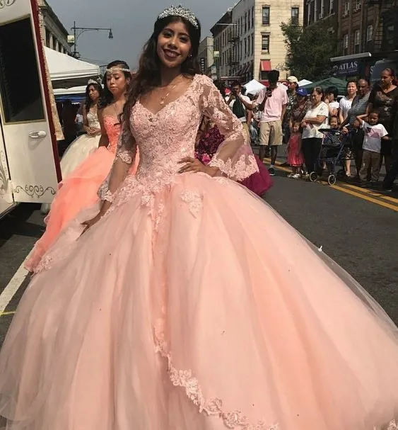Robe de bal rose en dentelle avec manches longues trompette