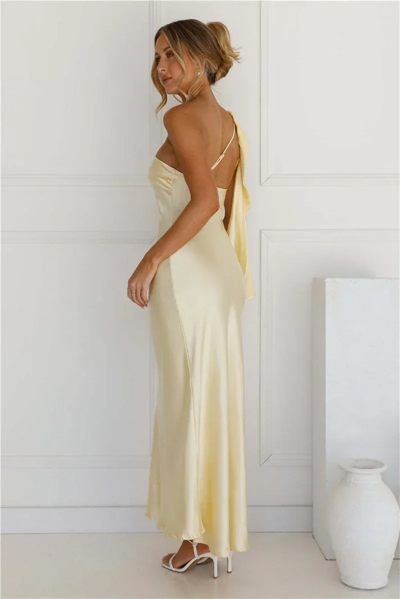 Robe de soirée longue à une épaule en satin