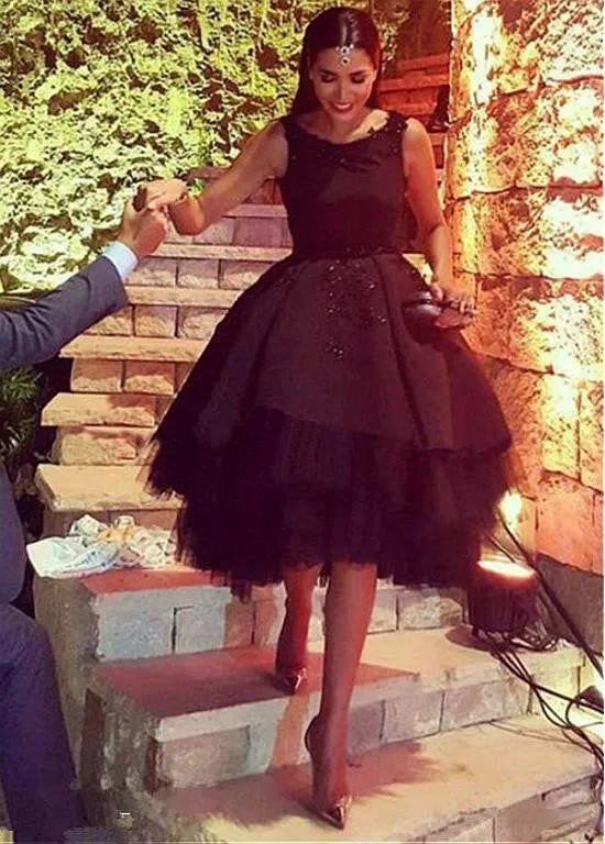 Robe de soirée trapèze en tulle noir, dos nu, longueur genou, en satin