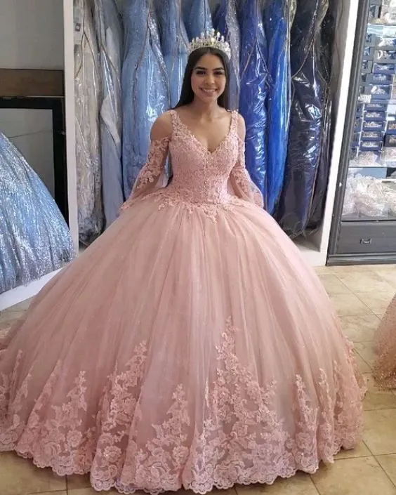 Robe de soirée trapèze en tulle rose blush et dentelle