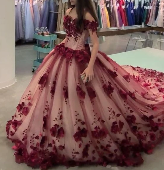 Robe de bal en tulle bordeaux avec traîne