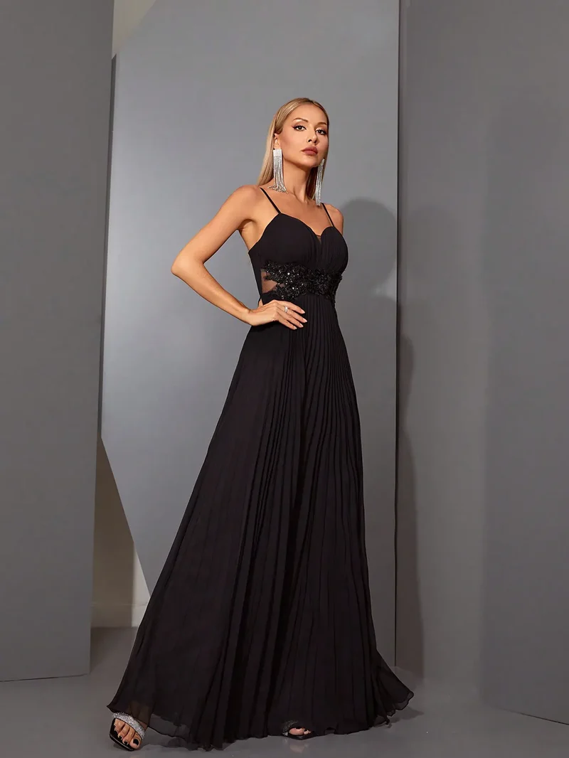 Robe de soirée longue noire avec appliqués
