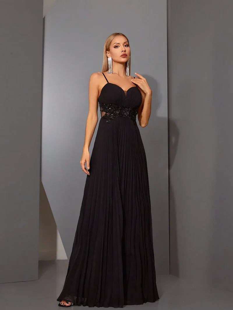 Robe de soirée longue noire avec appliqués