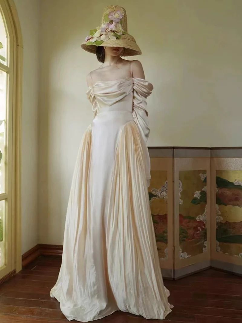 Robe de mariée vintage en soie à épaules dénudées et manches longues