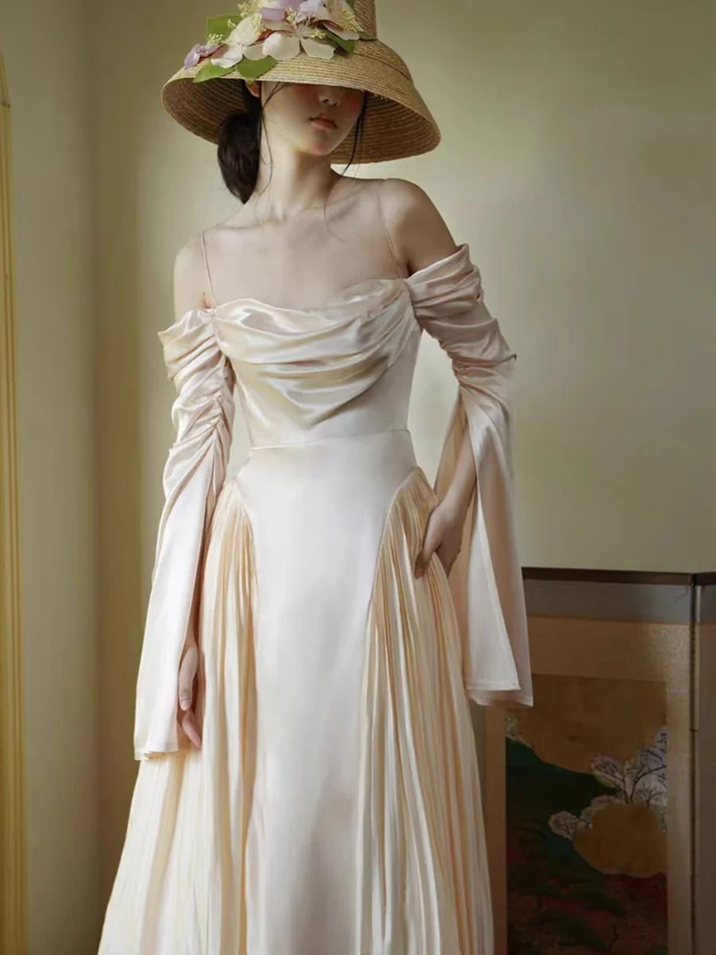 Robe de mariée vintage en soie à épaules dénudées et manches longues