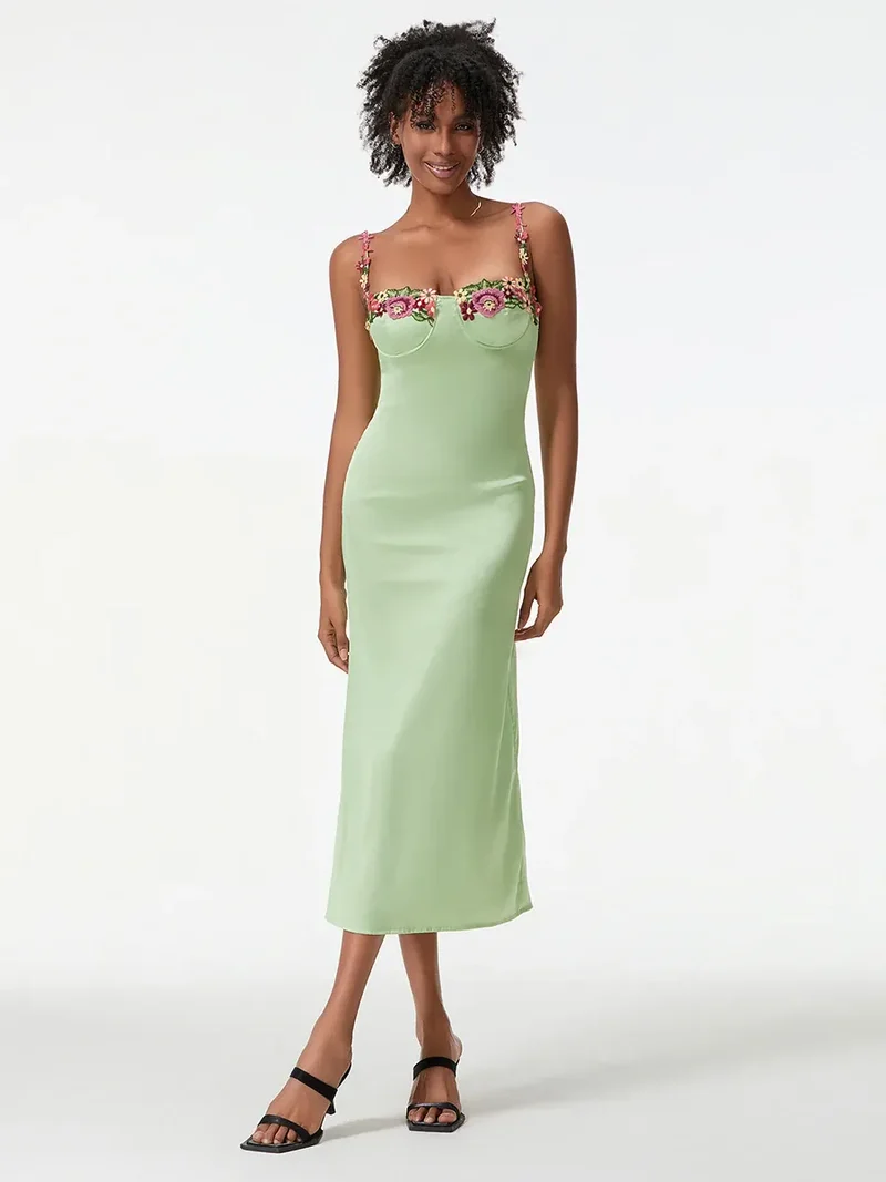 Robe de cocktail verte moulante brodée de fleurs
