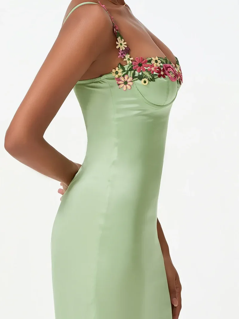 Robe de cocktail verte moulante brodée de fleurs
