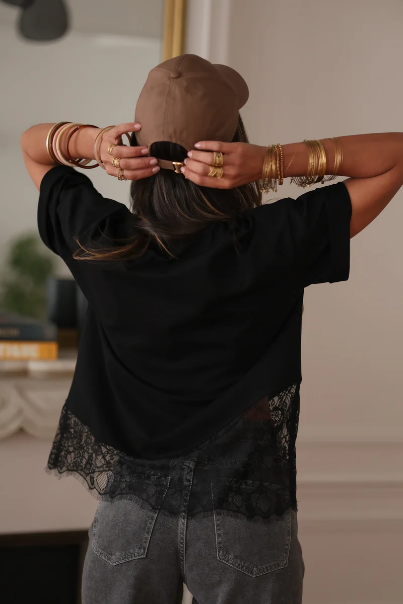 Tee-shirt noir en dentelle