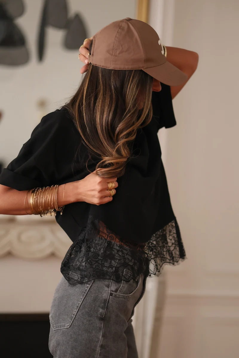 Tee-shirt noir en dentelle