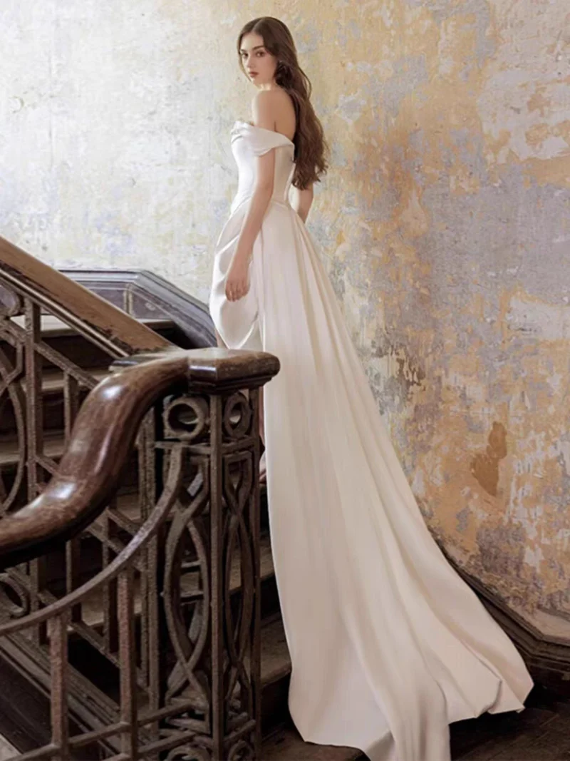 Robe de mariée en soie à épaules dénudées et drapée
