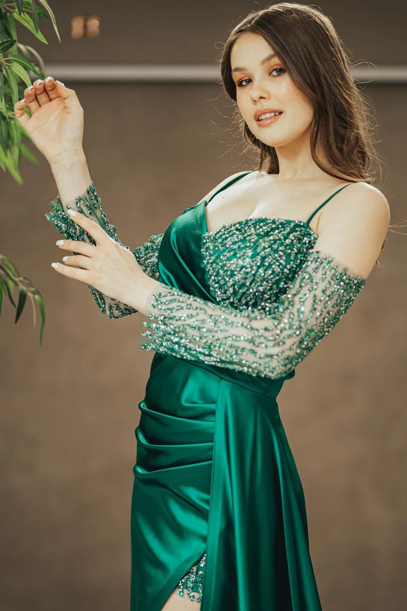 Robe de bal longue plissée à bretelles spaghetti vert émeraude et fente